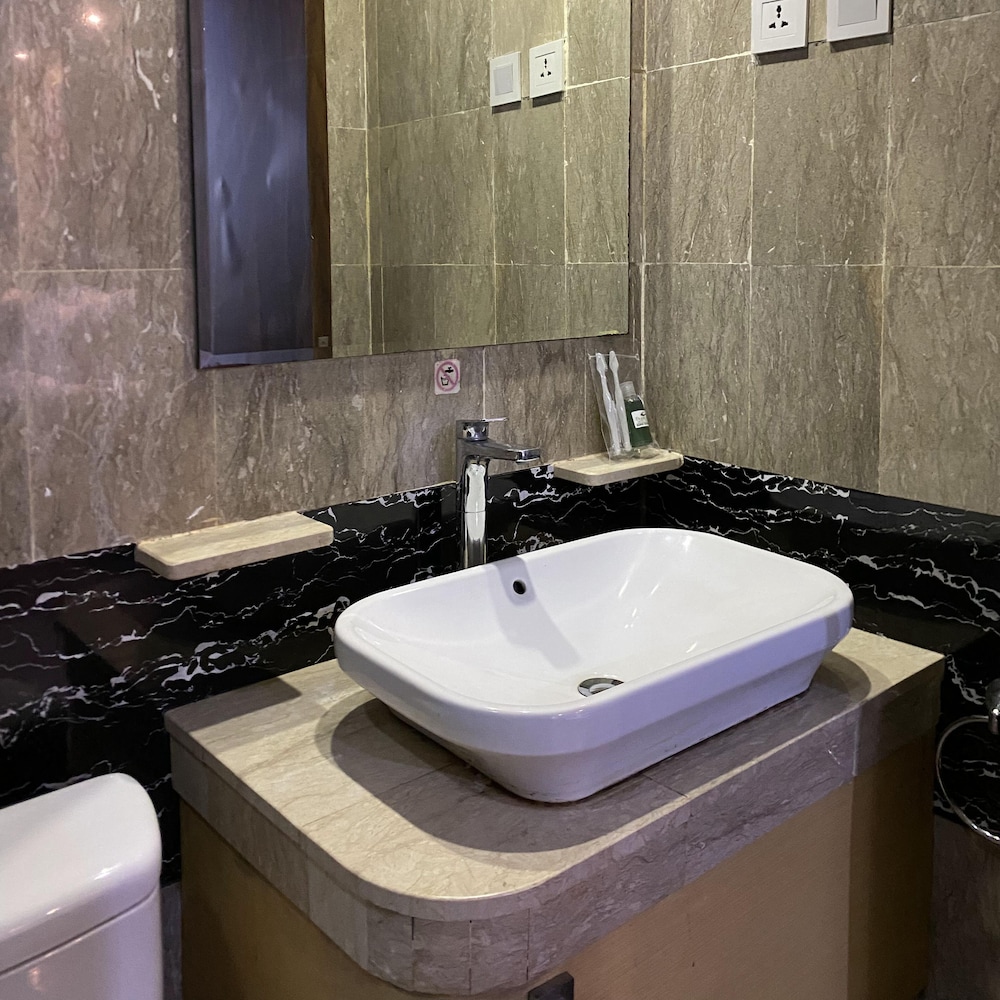 TRAVELLERS HOTEL PHINISI 47/50