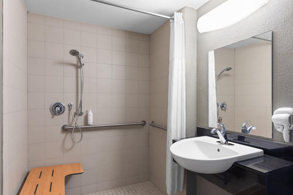 Days Inn by Wyndham Charleston WV 27/33