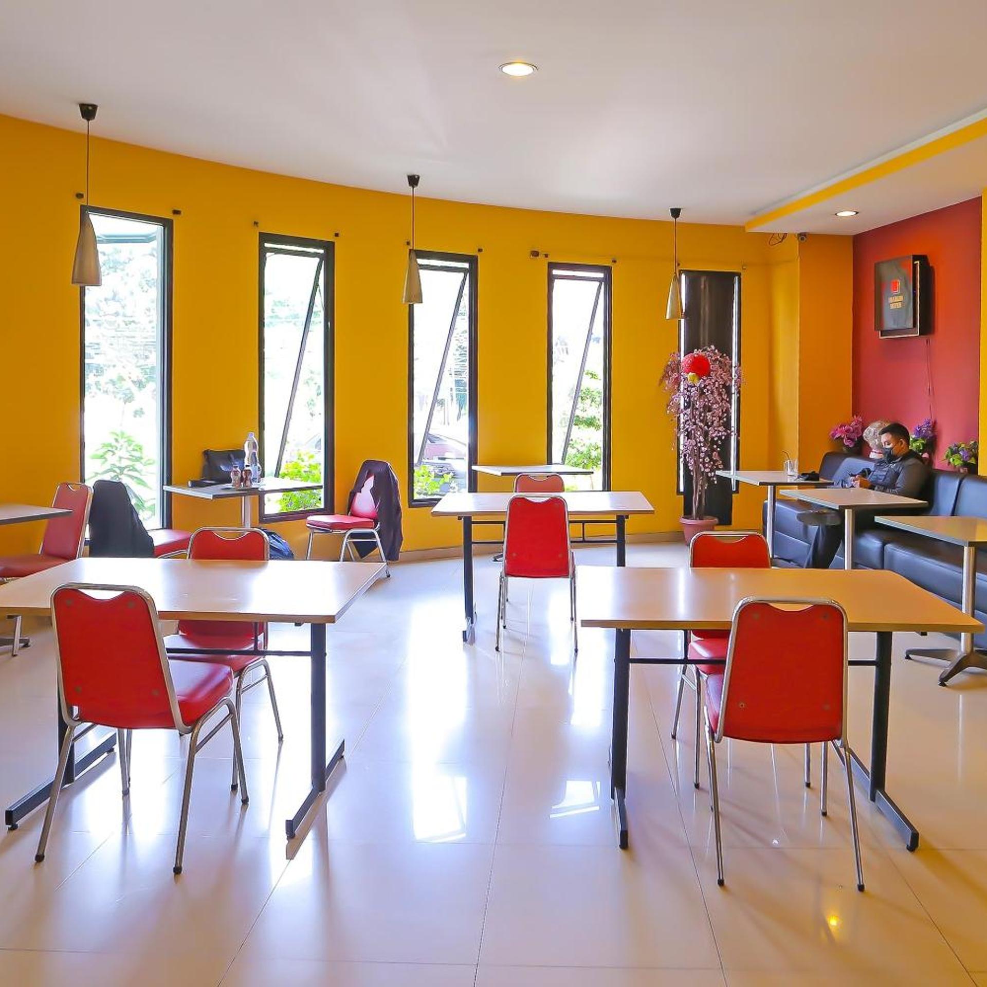 Townhouse OAK Hotel Fiducia Pasar Minggu 33/38