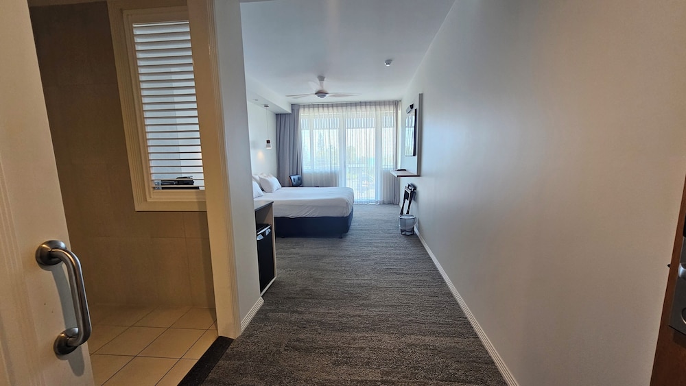 Room, King Bed, Water Area, Accessible
