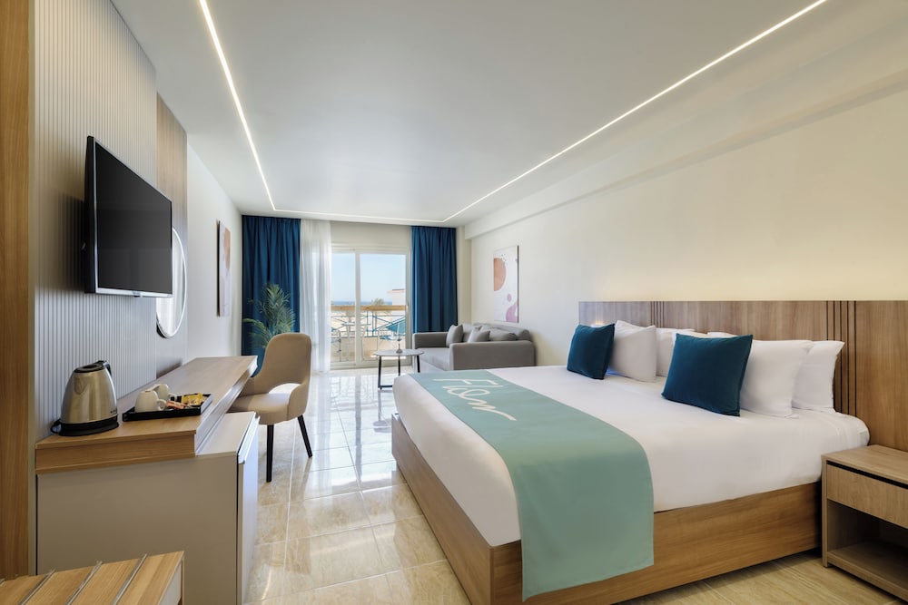 Deluxe, Queen Bed, Lateral Pool or Side Sea View
