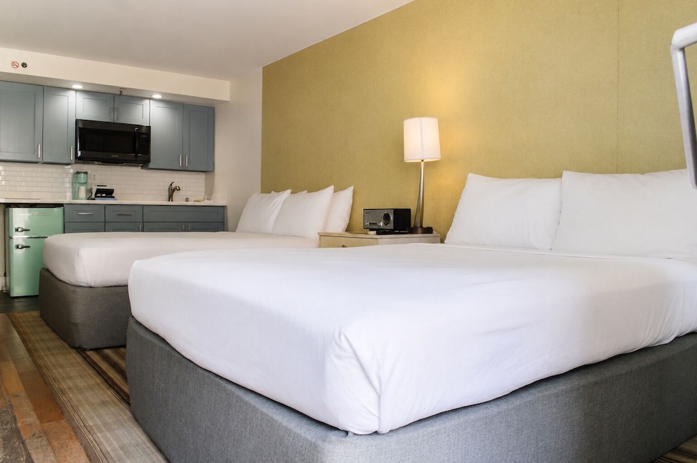 Gold, 2 Queen Beds, Kitchenette