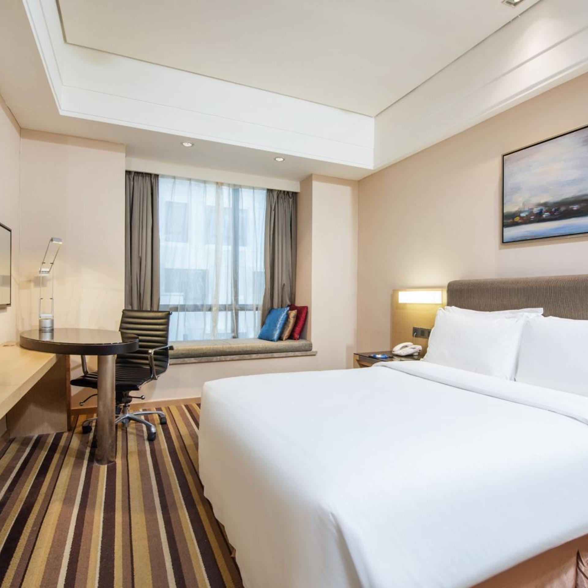 Room, Queen Bed, Atrium View