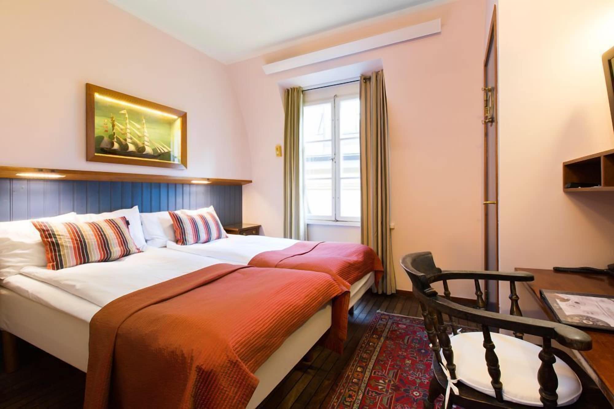 Captains, Queen Bed