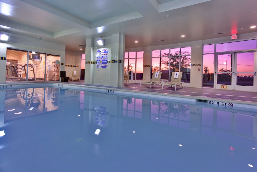 Holiday Inn Hotel Amp Suites Bakersfield North 3/57