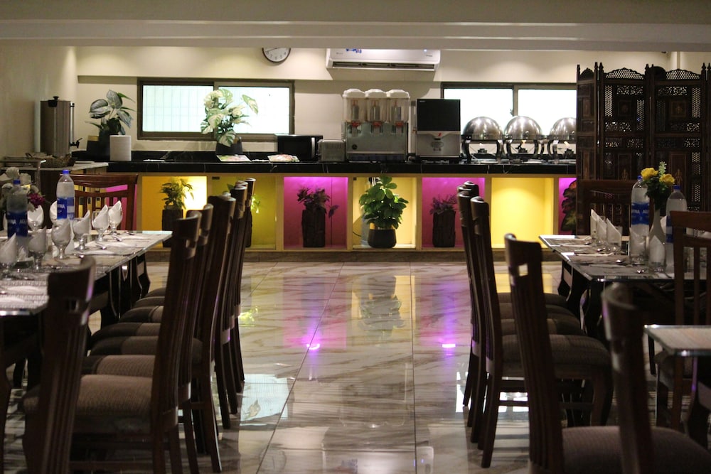 Hotel Pearl Inn 53/64