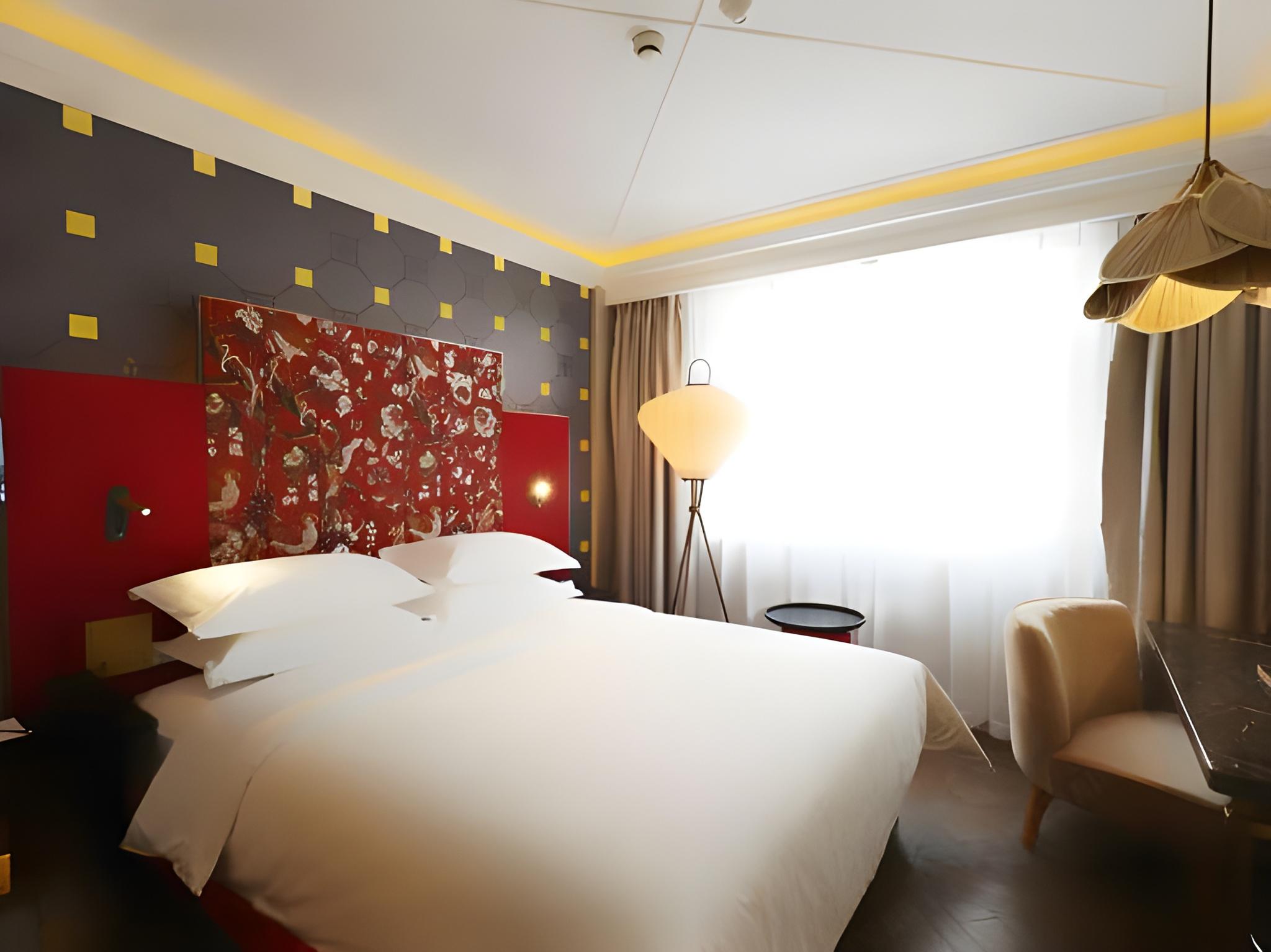 Elegant, Queen Bed