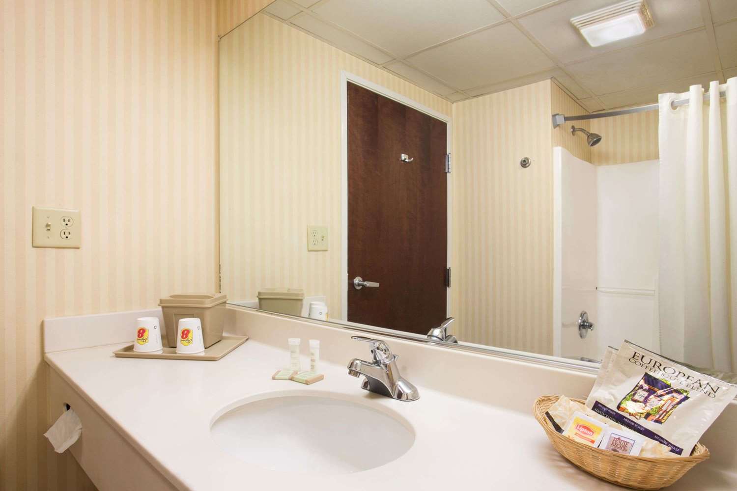 Super 8 by Wyndham Grayville 20/20