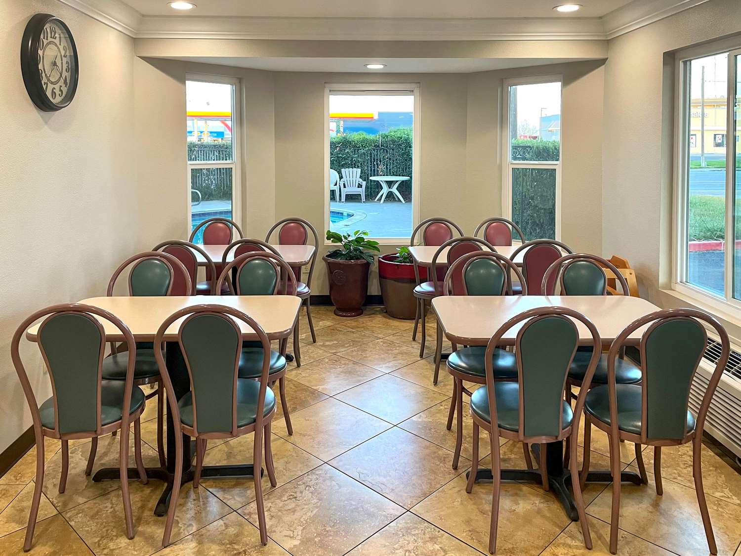 Econo Lodge Inn & Suites Corning Travel Center 18/21