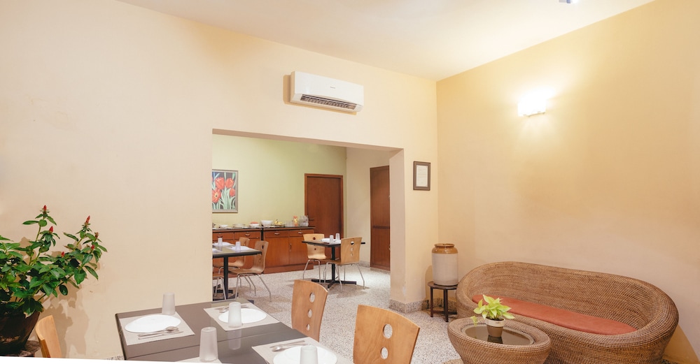 HANU REDDY RESIDENCES - WALLACE GARDEN 31/50