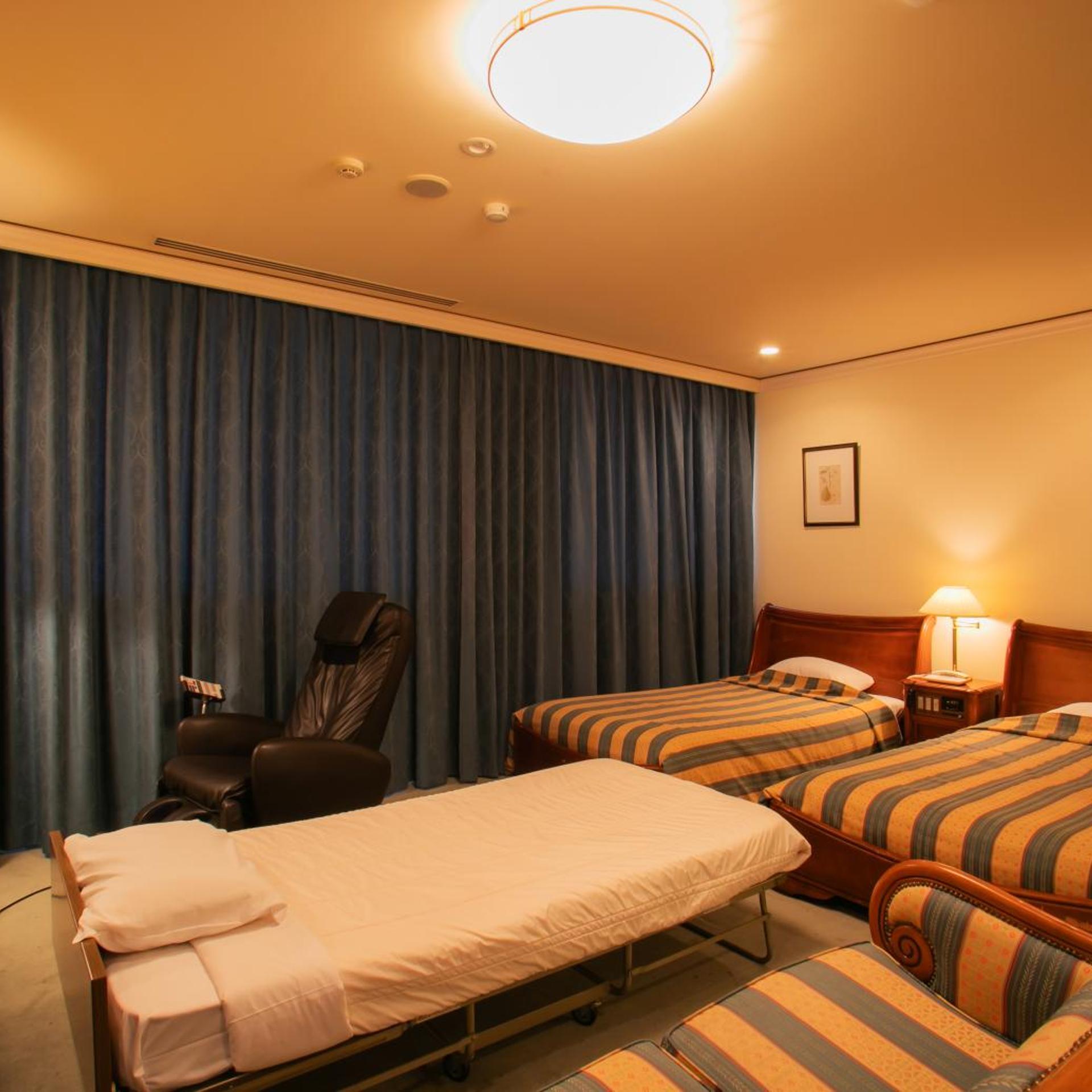 Semi Room, Suite