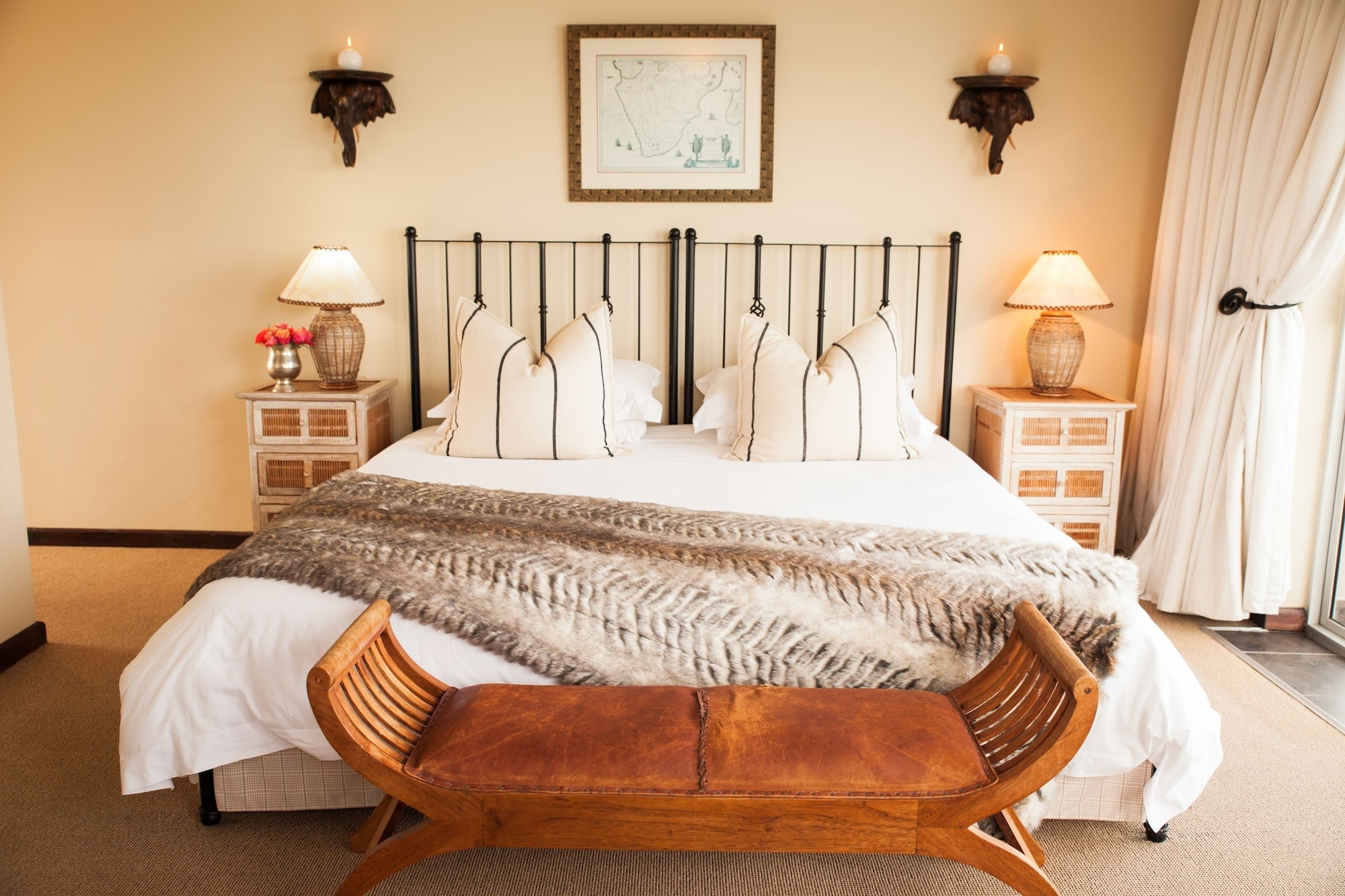 DELUXE, DOUBLE OR TWIN BED