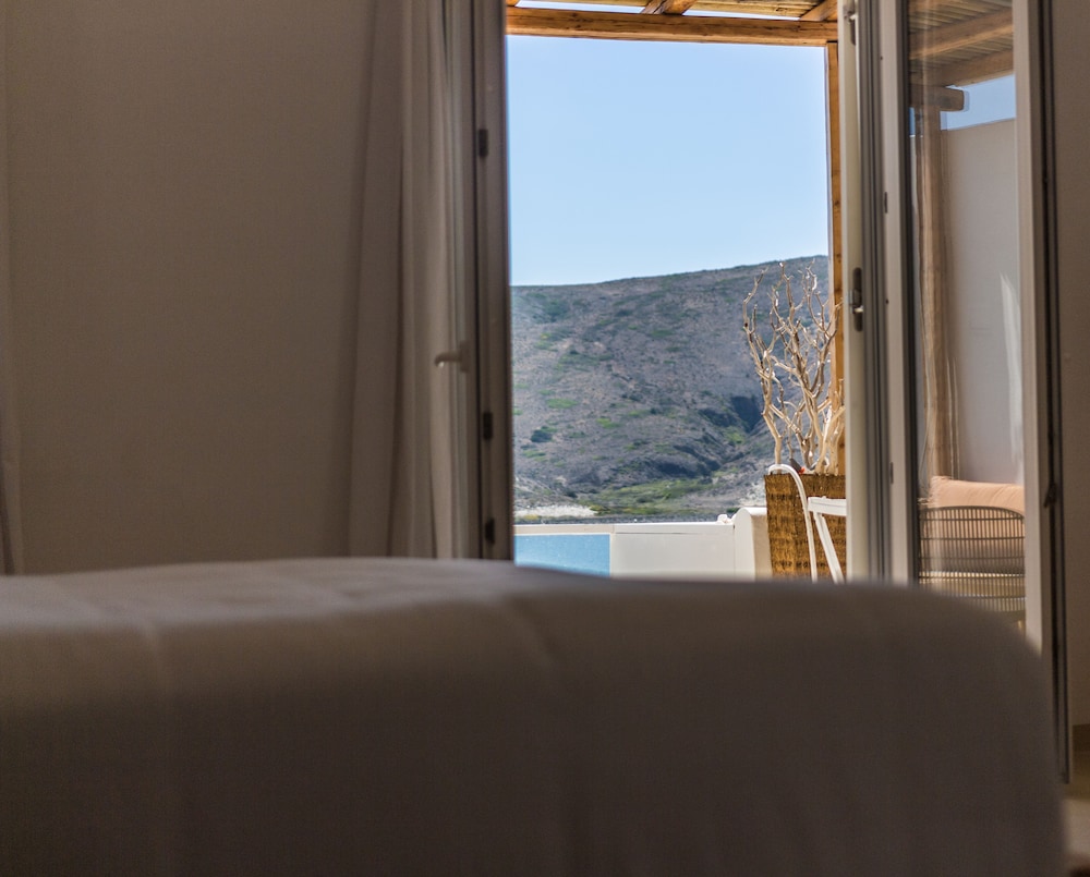 SALT SUITES & EXECUTIVE ROOMS 25/56