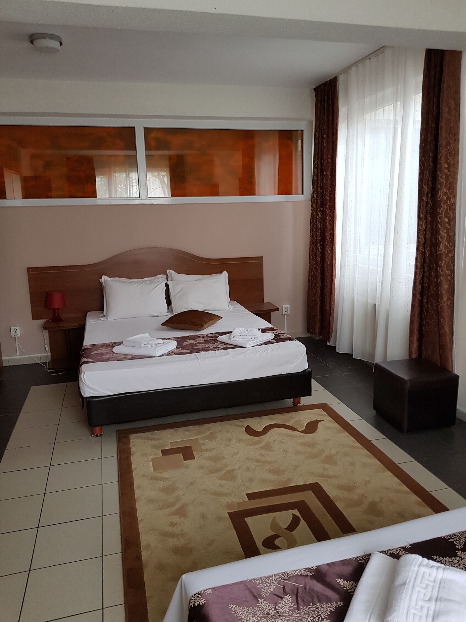 SUPERIOR, QUEEN BED