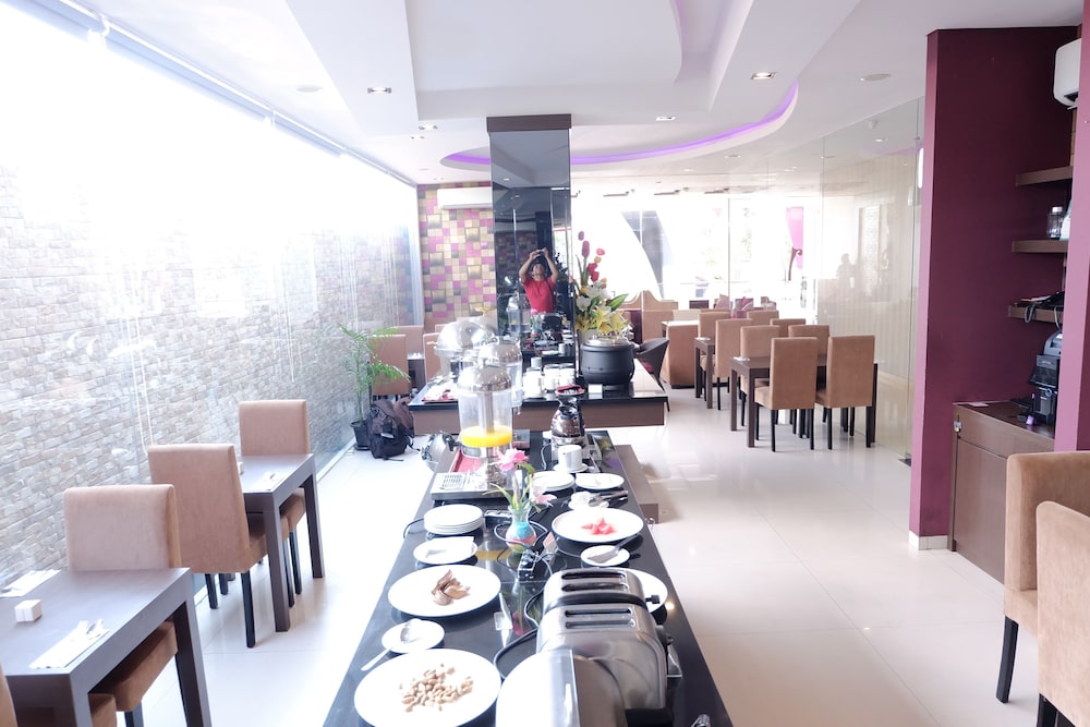 Viva Hotel Kediri by Azana 34/55