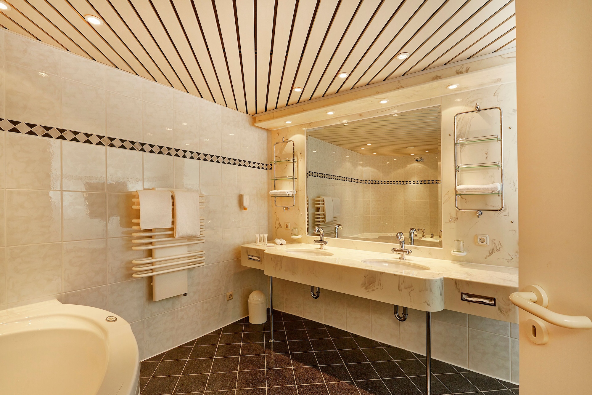 جناح جونيور بسرير كينج مع أريكة، H+ HOTEL HANNOVER 3/5