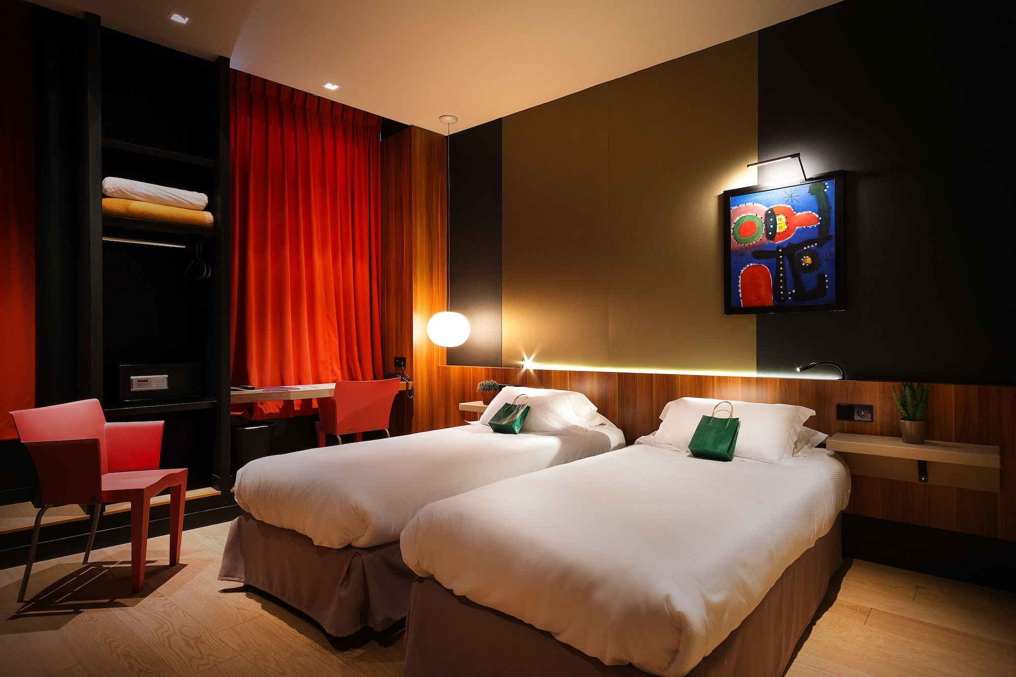 ROOM, TWIN BEDS