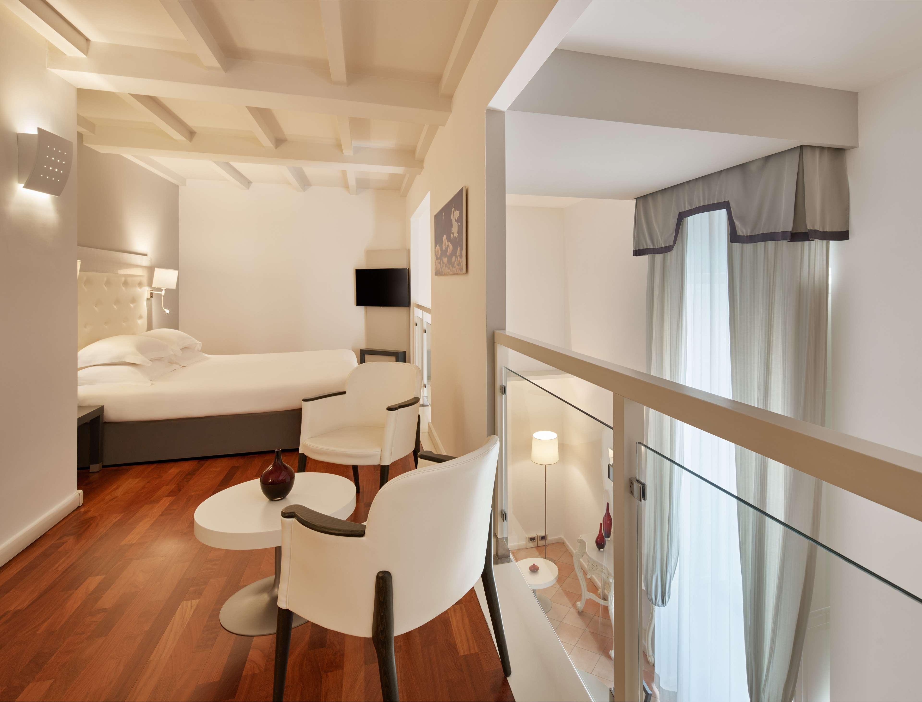 DUPLEX, JUNIOR SUITE, QUEEN BED