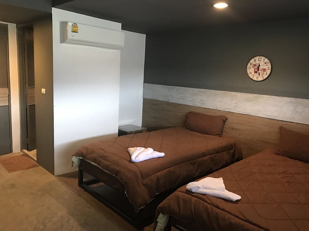 Takuapa Station Hotel 24/40