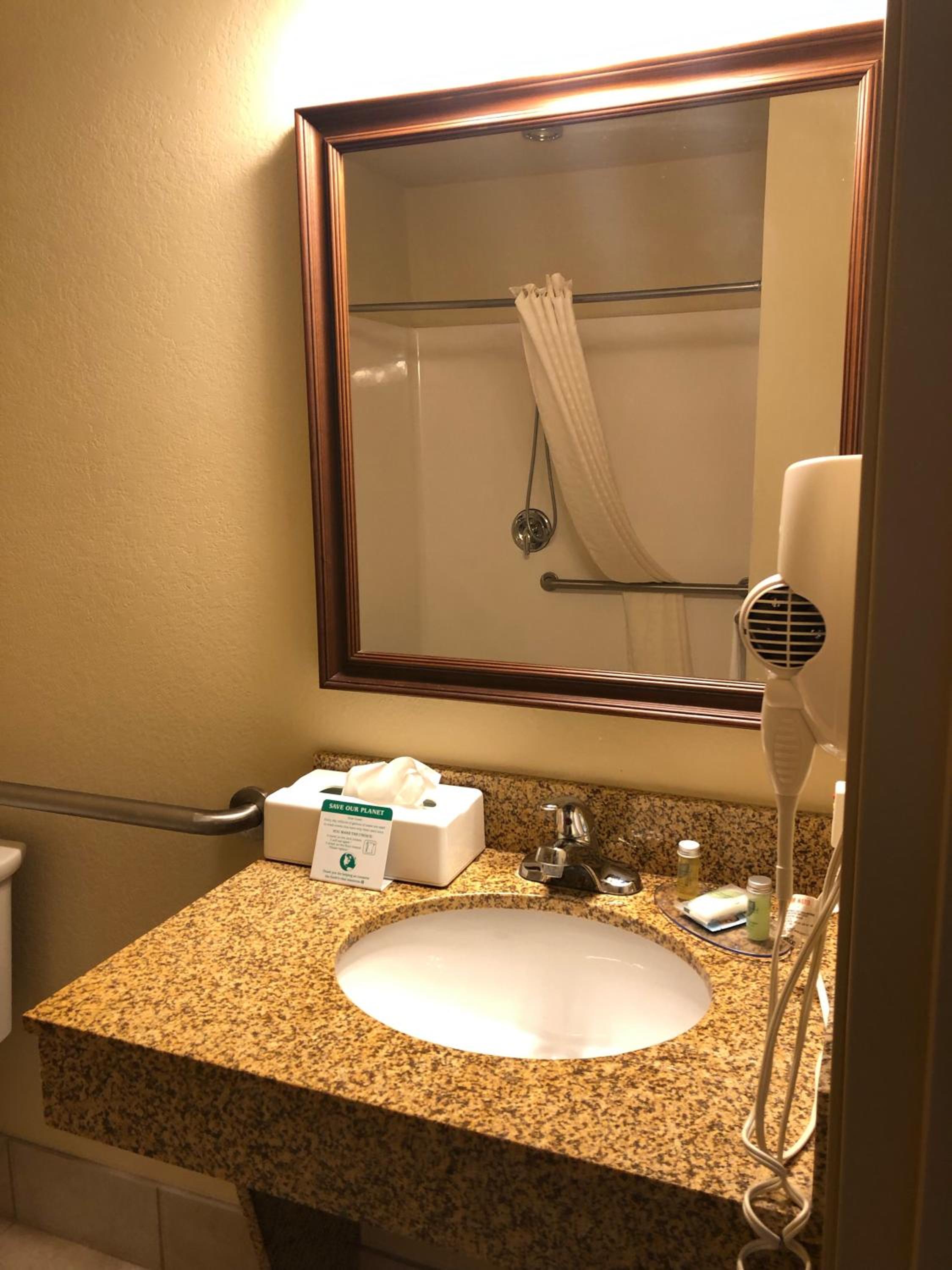 غرفة بسرير كوين لذوي الإعاقة، Cobblestone Inn & Suites Durand 6/9