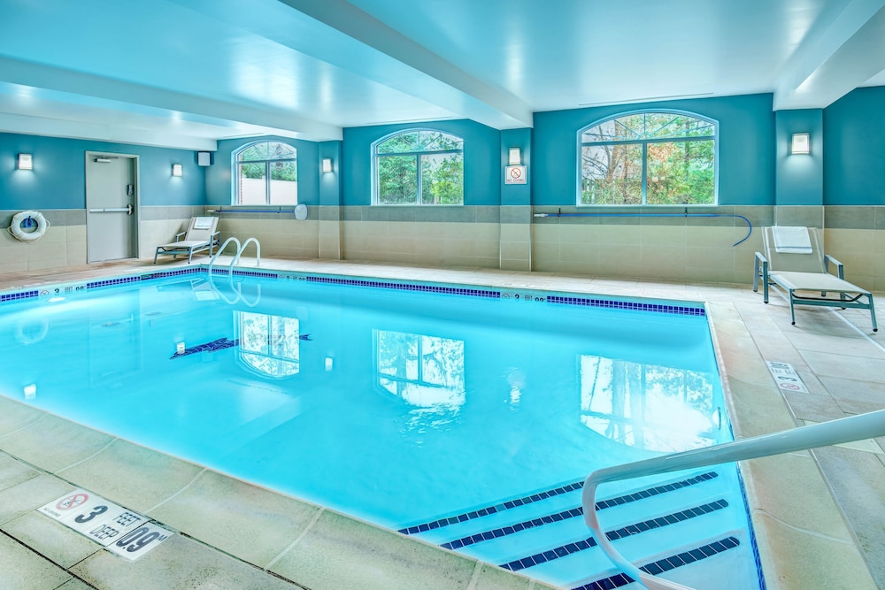 Holiday Inn Express Woodbridge 3/64