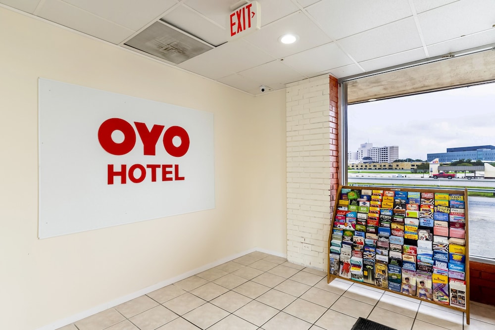 Oyo Hotel San Antonio Lackland AFB/Seaworld Hwy 90 W 11/52