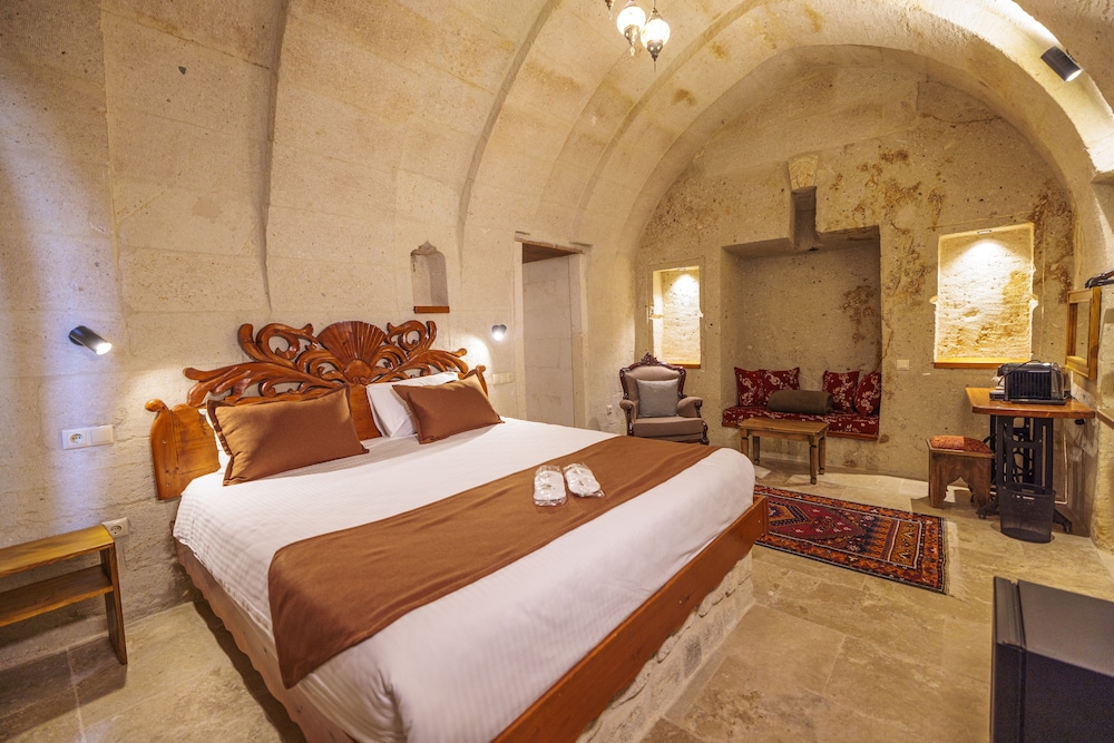 CAVE, QUEEN BED