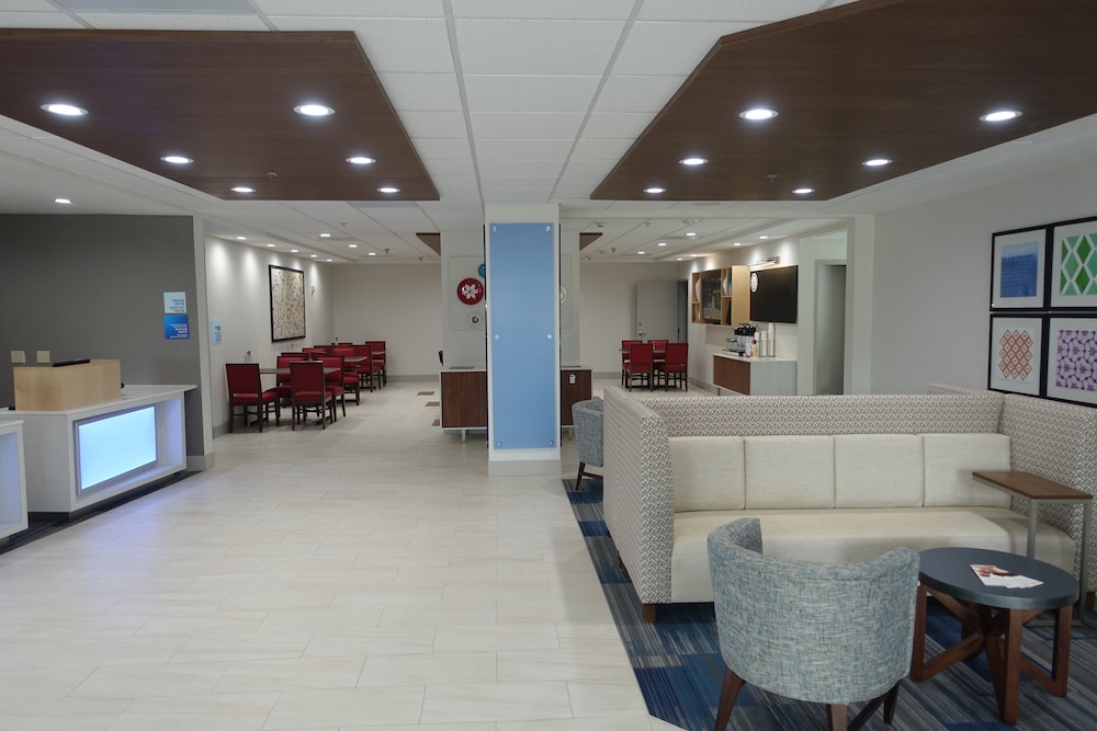 Holiday Inn Express Suites Brentwood 9/29