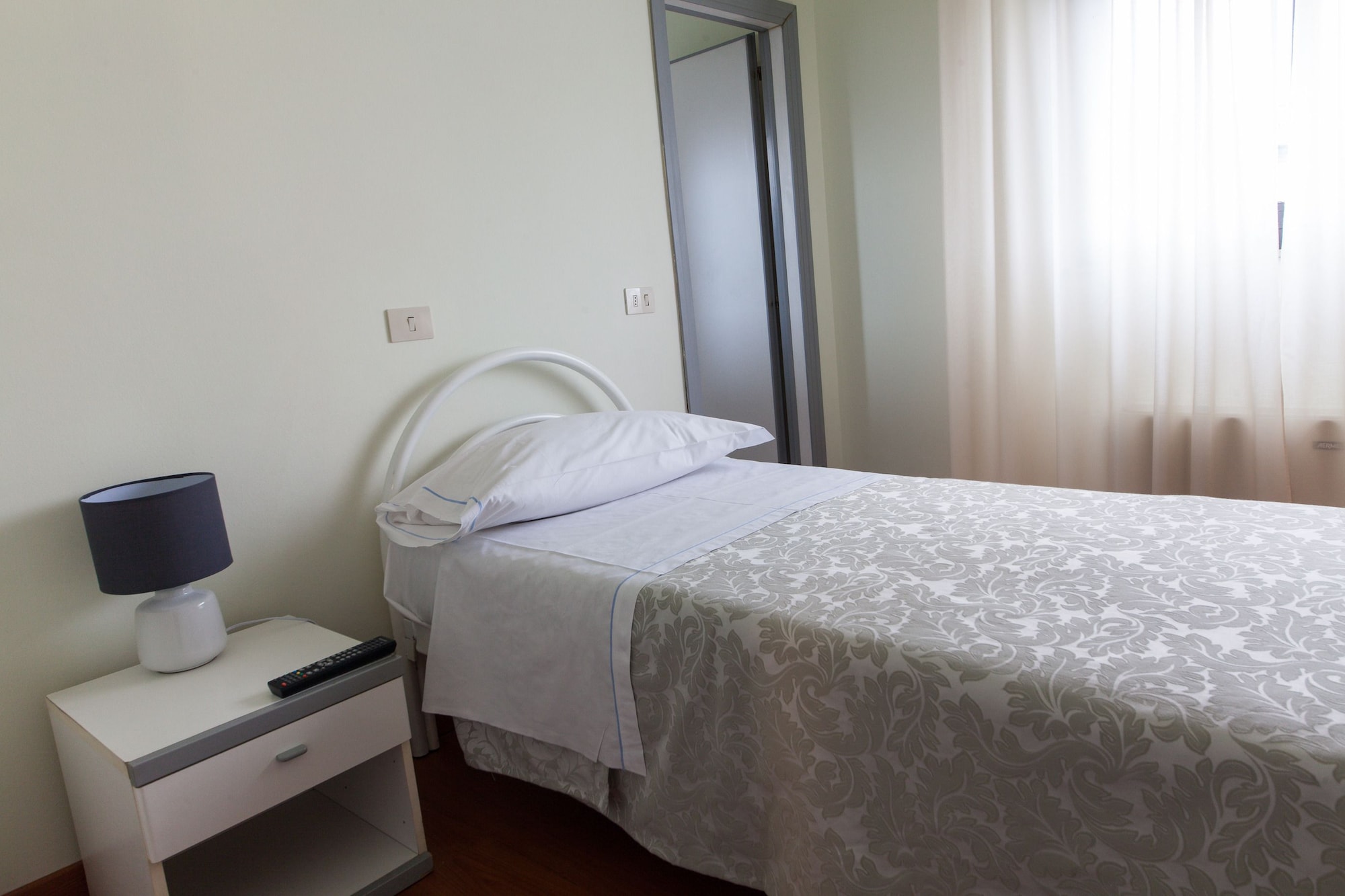 ROOM, SINGLE, SINGLE BED