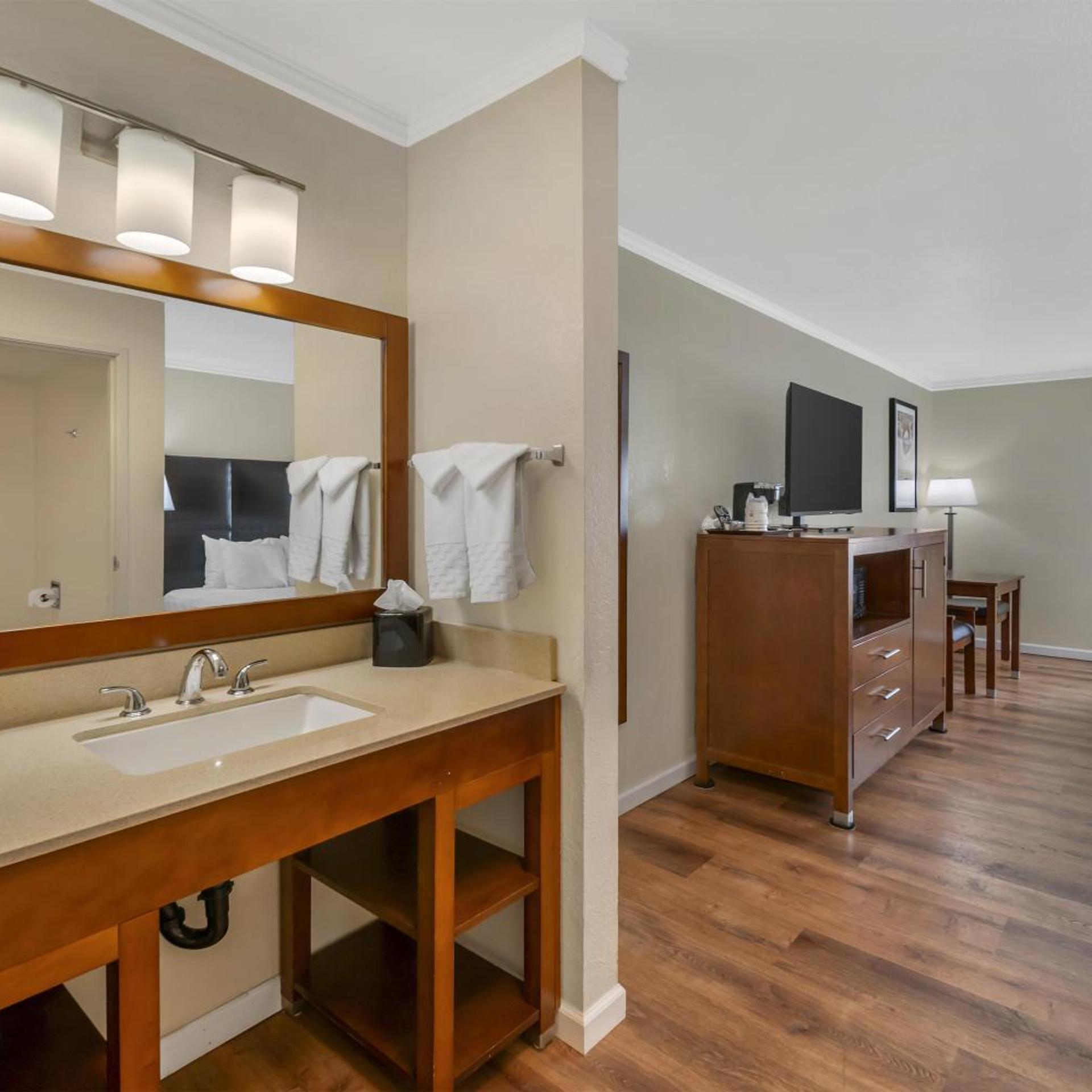 غرفة داخلية بسريرين كوين، Best Western Plus Northwoods Inn 10/10
