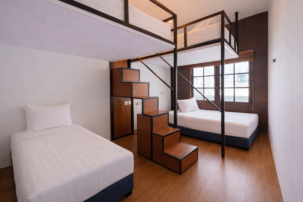 Group Room, 2 Double and Twin Beds, Shared Bathroom