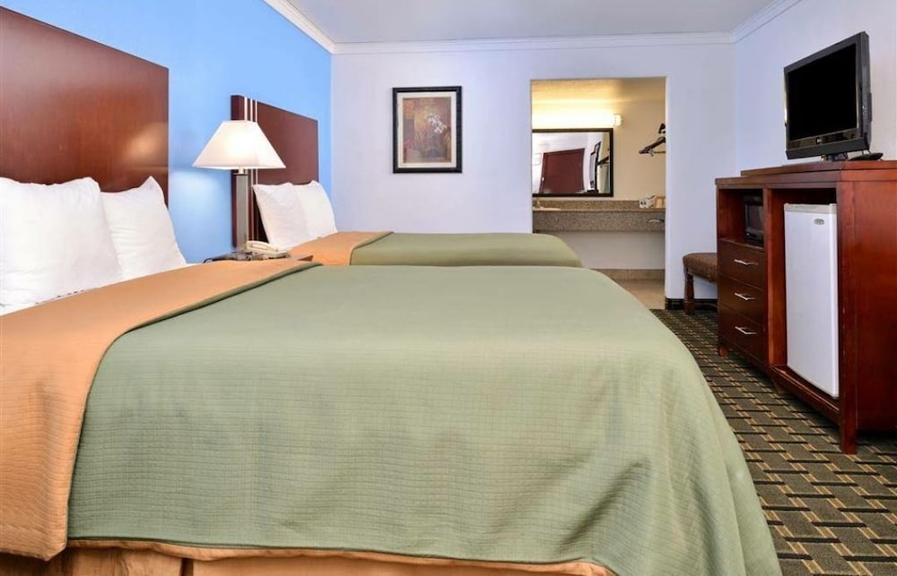Executive Inn 8/28