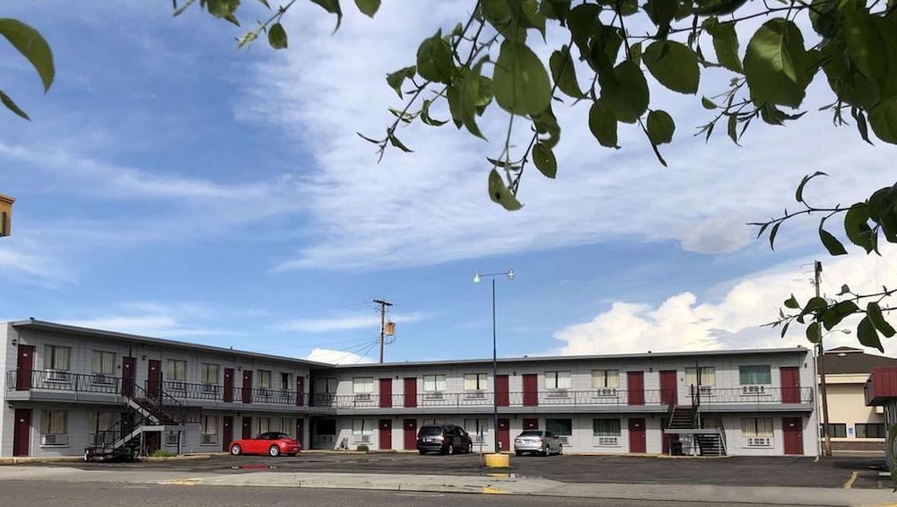 Capital O Budget Inn Ontario I-84 5/52