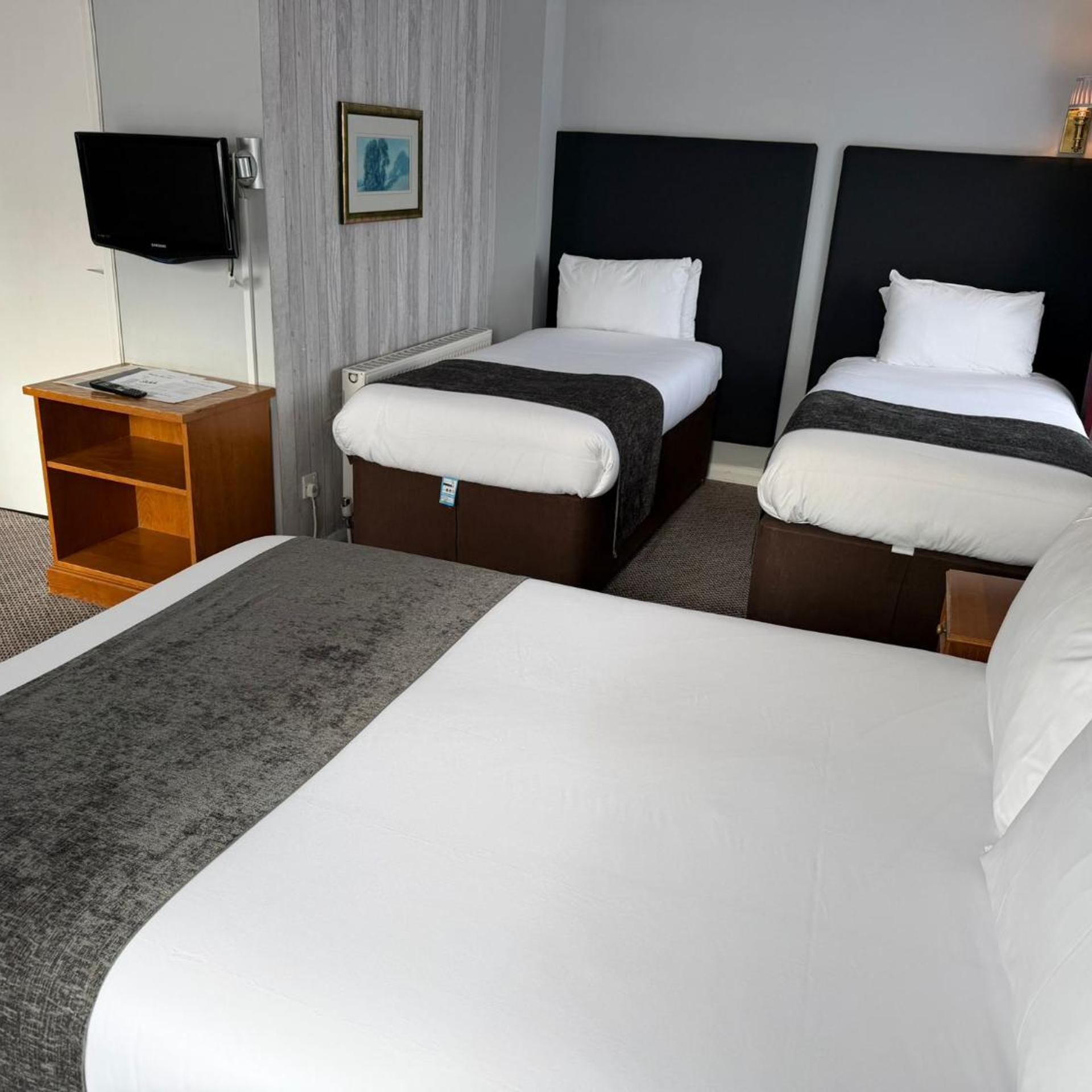غرفة عائلية، Raven Hotel 4/9