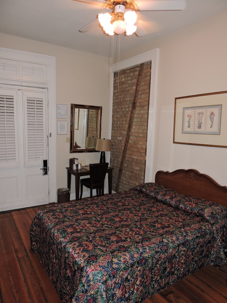 New Orleans Courtyard by the French Quarter 37/70