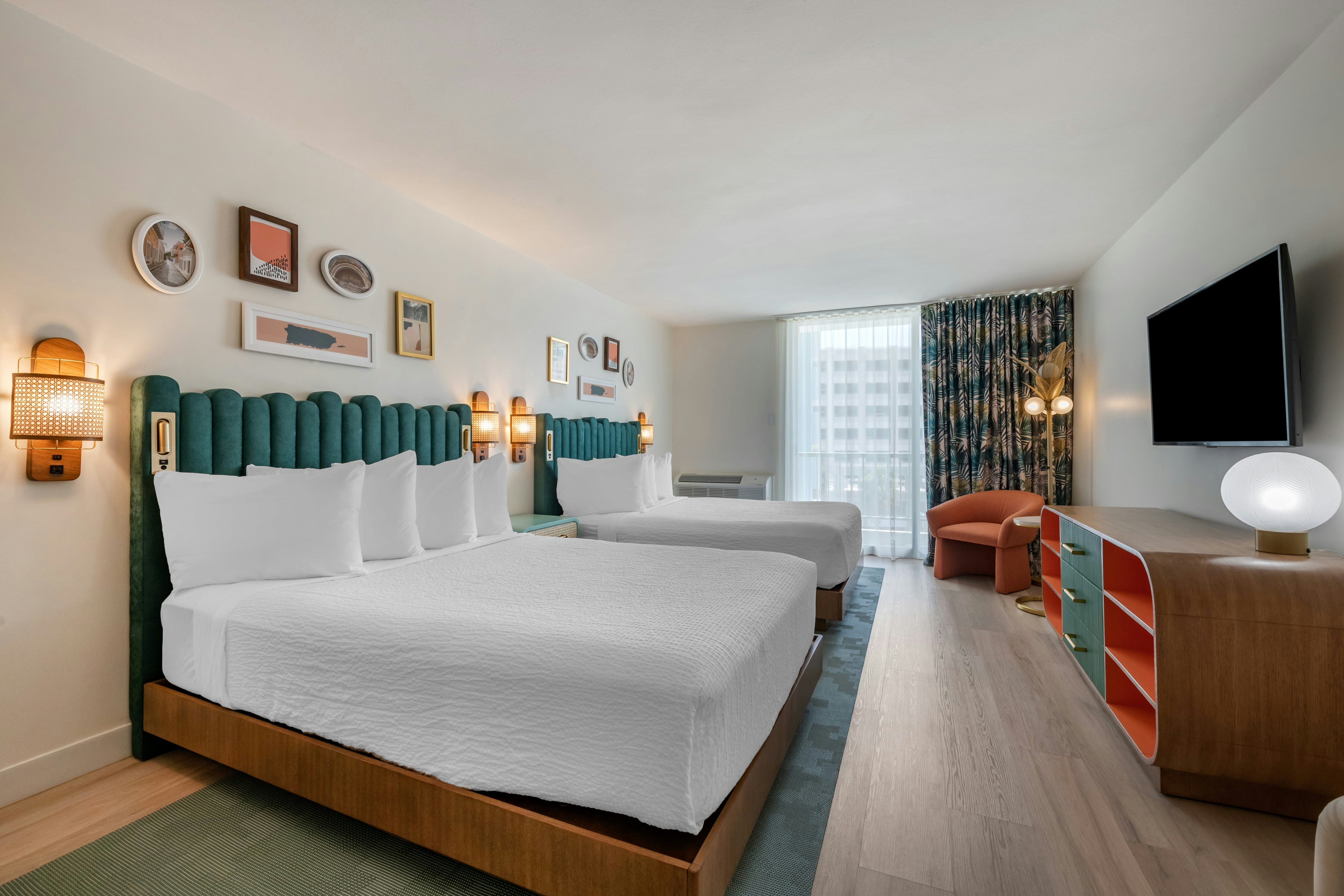 GREEN, TOWER, 2 QUEEN BEDS