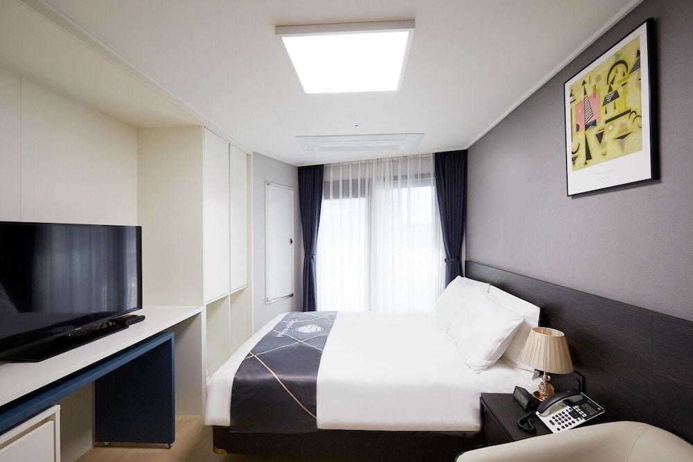 Sokcho Chonpines Beach Hotel 8/17