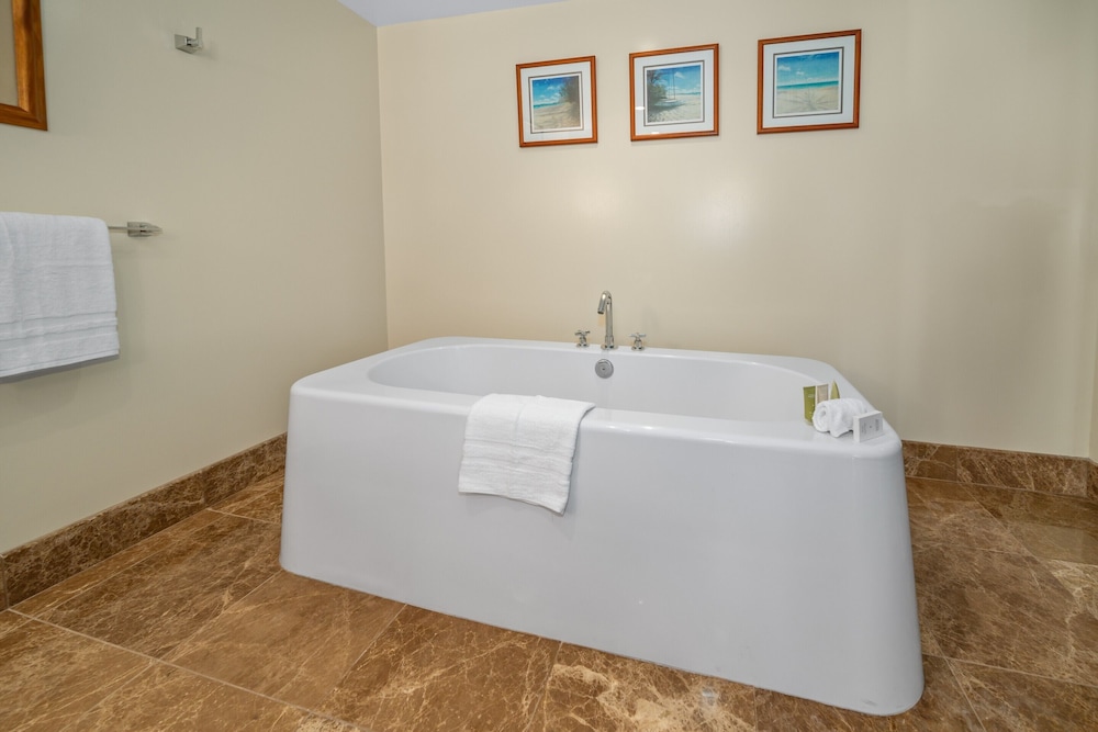 3 Bedrooms, Hokulani, Suite, 3 King Beds, Ocean View, 3 Bathrooms, Sofa، OUTRIGGER Honua Kai Resort & Spa 7/10