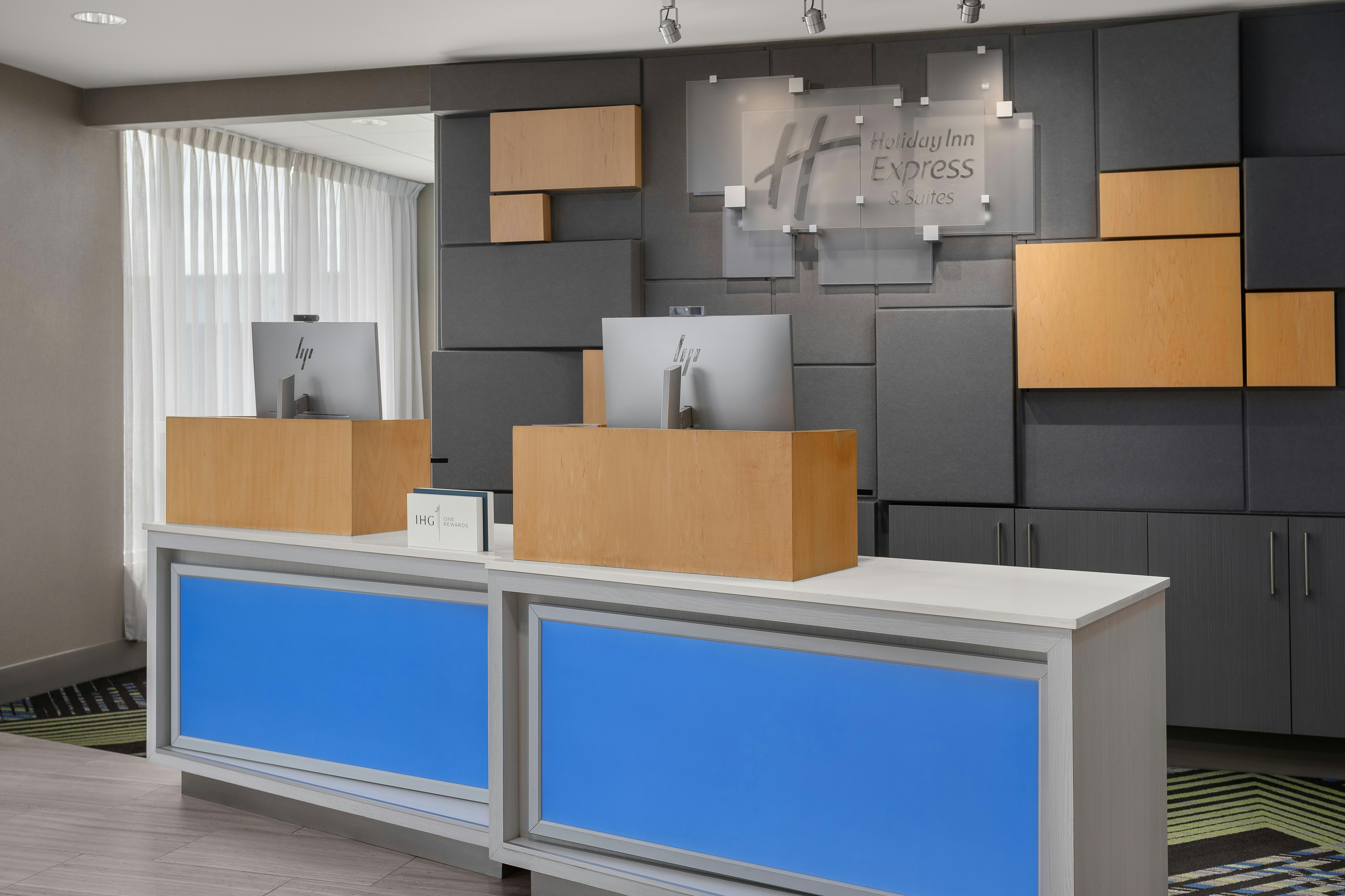 Holiday Inn Express Suites Aurora 10/77