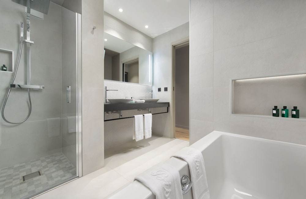 Room, Double Bed, Partial Lake View, Balcony، Hotel Auberge Du Pere Bise 7/7