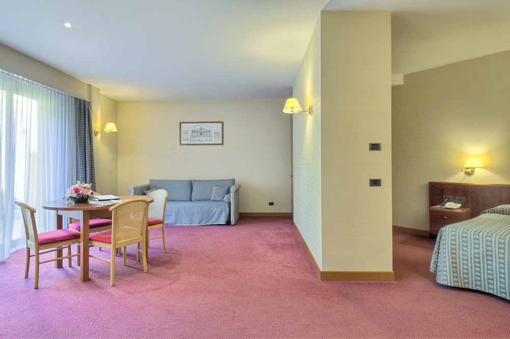 Petra Hotel And Residence 49/60
