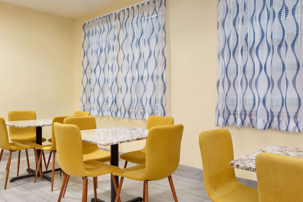 Days Inn and Suites by Wyndham Euless DFW Airport South 47/57