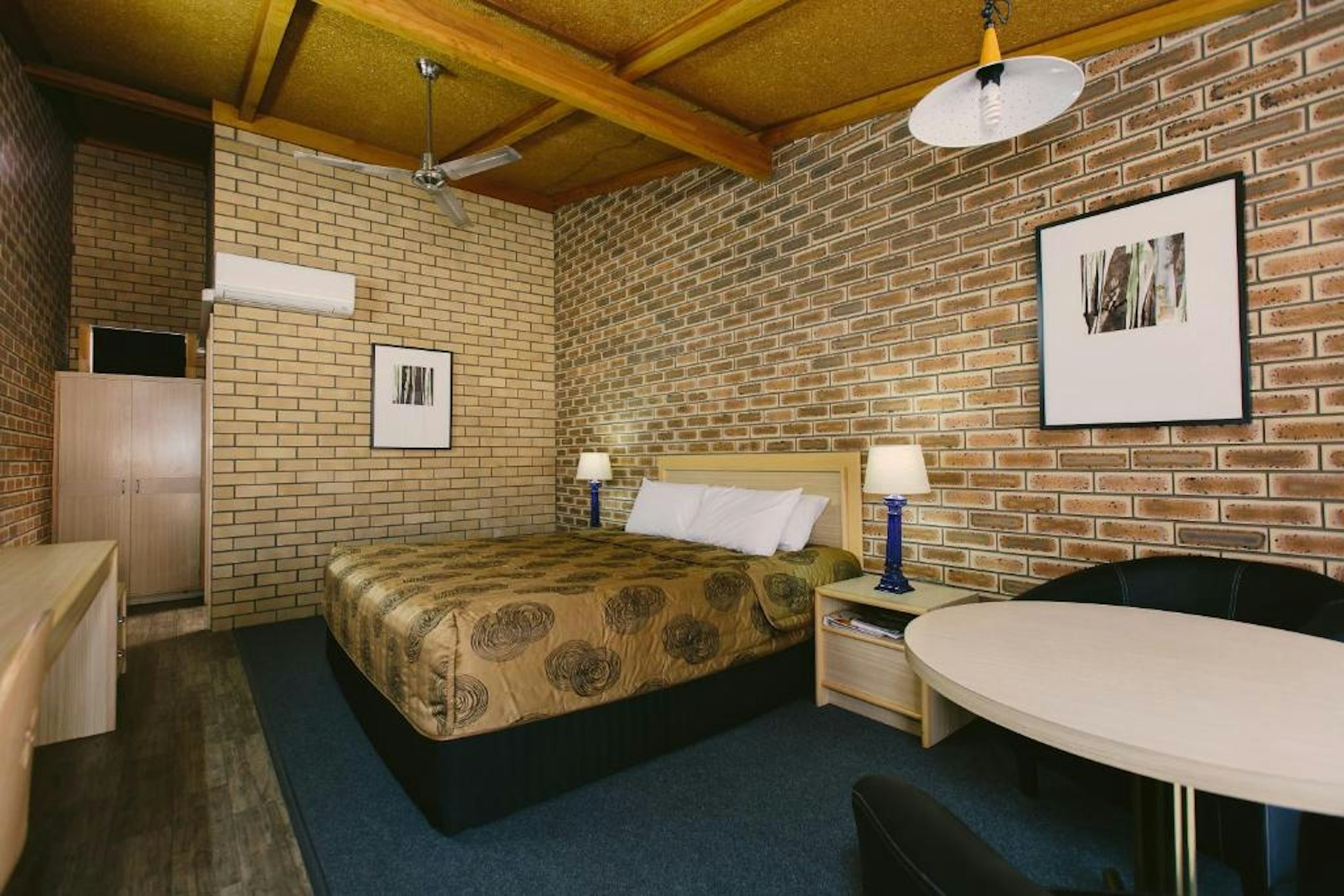 The Town House Motor Inn 34/35