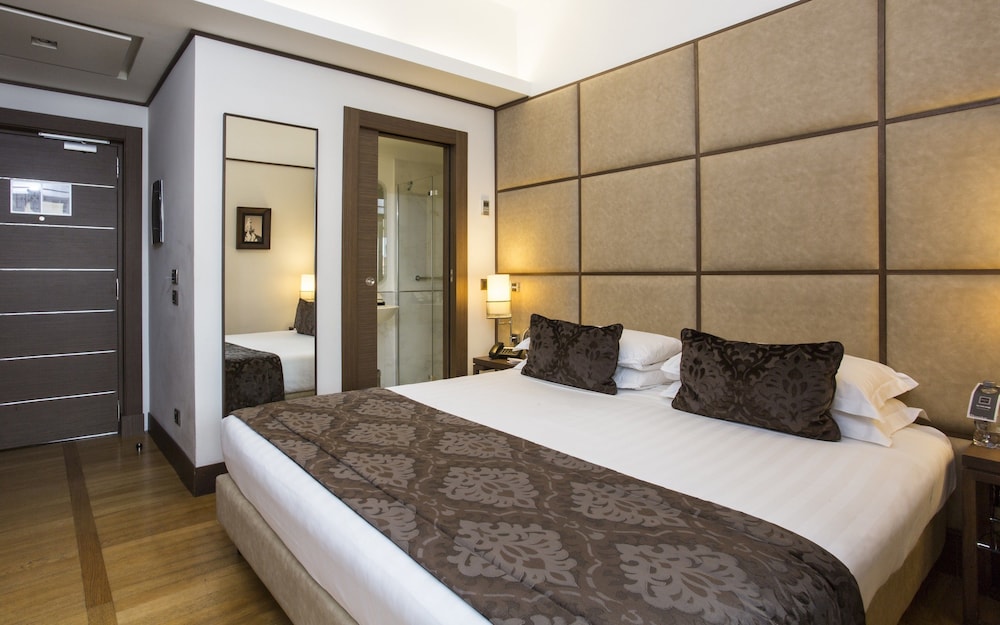 The Independent Hotel 11/62