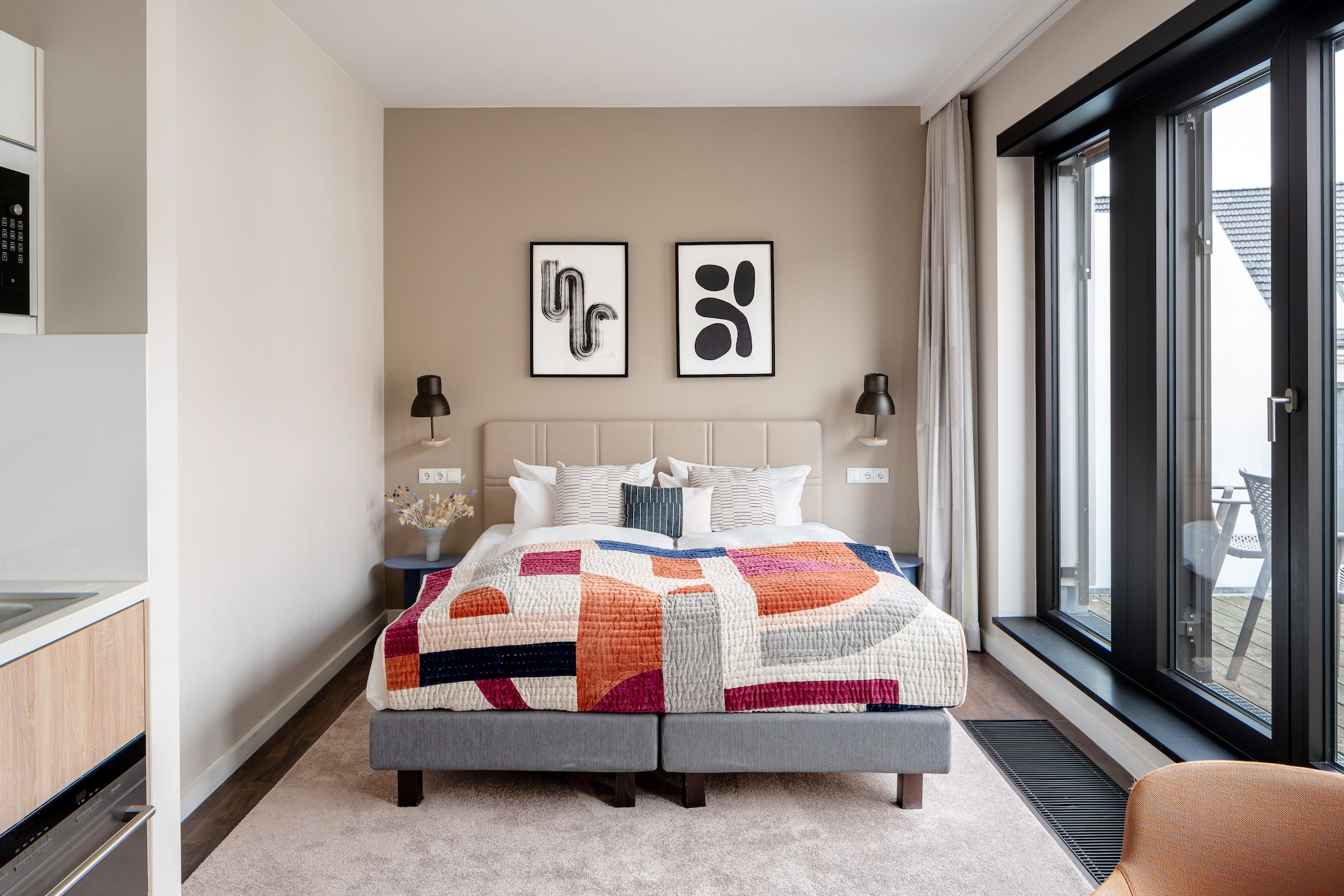 Studio, Queen Bed, Balcony, Kitchen, Xl