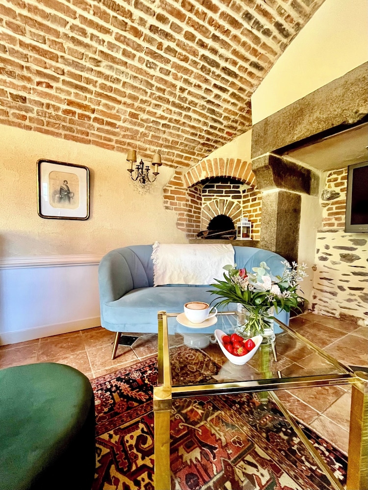 Chateau D'Apigne Rennes 33/50