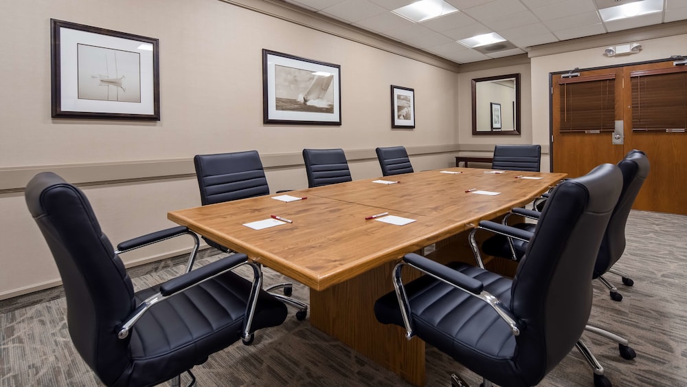 Best Western Plus Oak Harbor Hotel & Conference Center 33/41