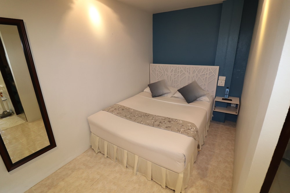 SUITE, QUEEN BED