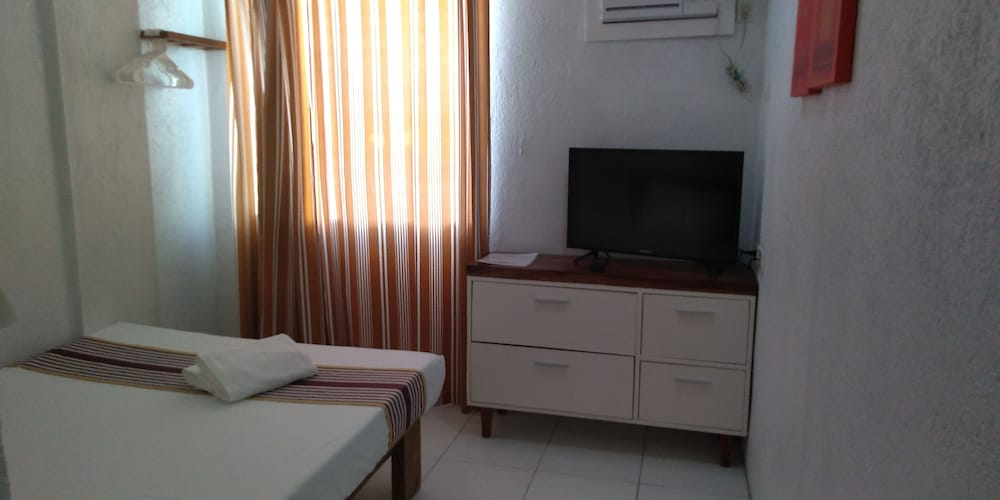 Mr Holiday Hotel 18/30