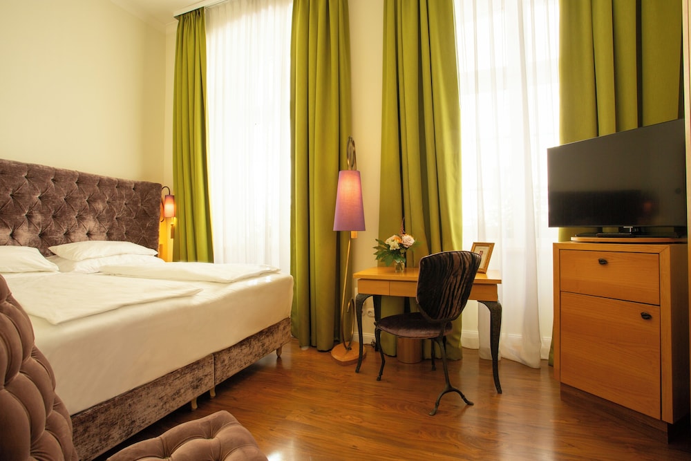DELUXE, DOUBLE BED